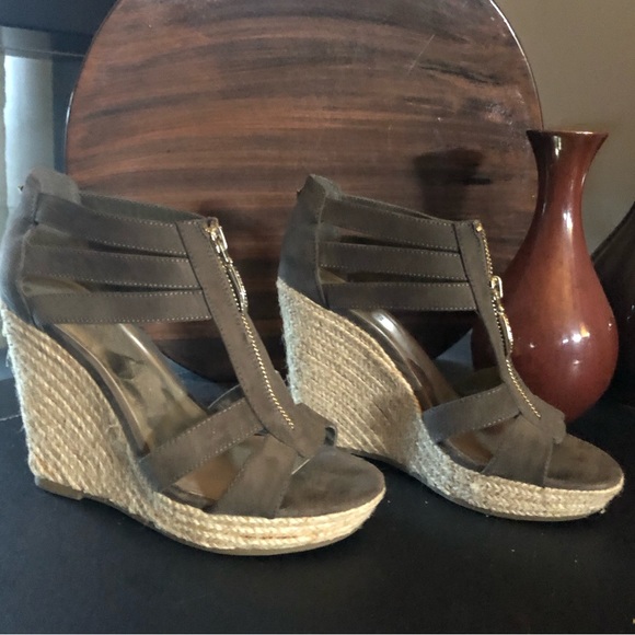 Guess Sandals (Army Green) - Picture 3 of 4